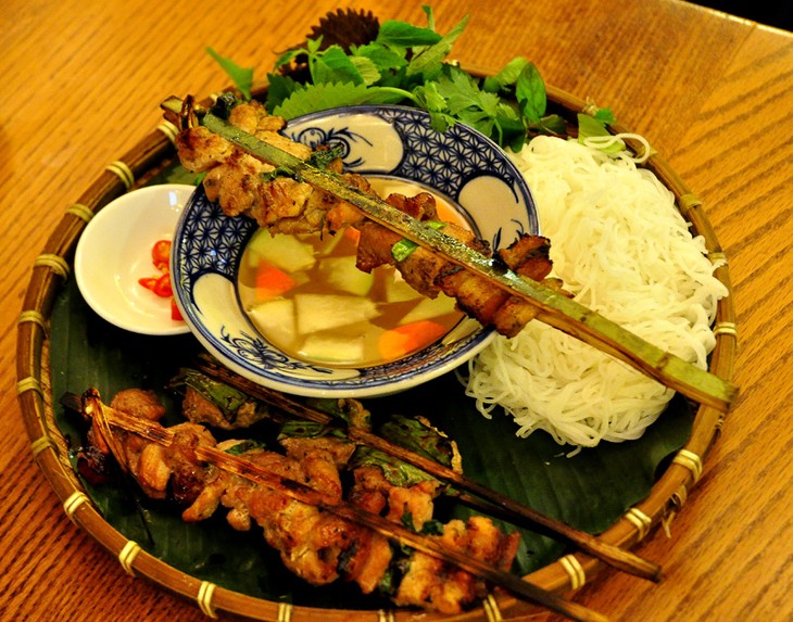 Vietnamese grilled bamboo stick pork with noodle - ảnh 3